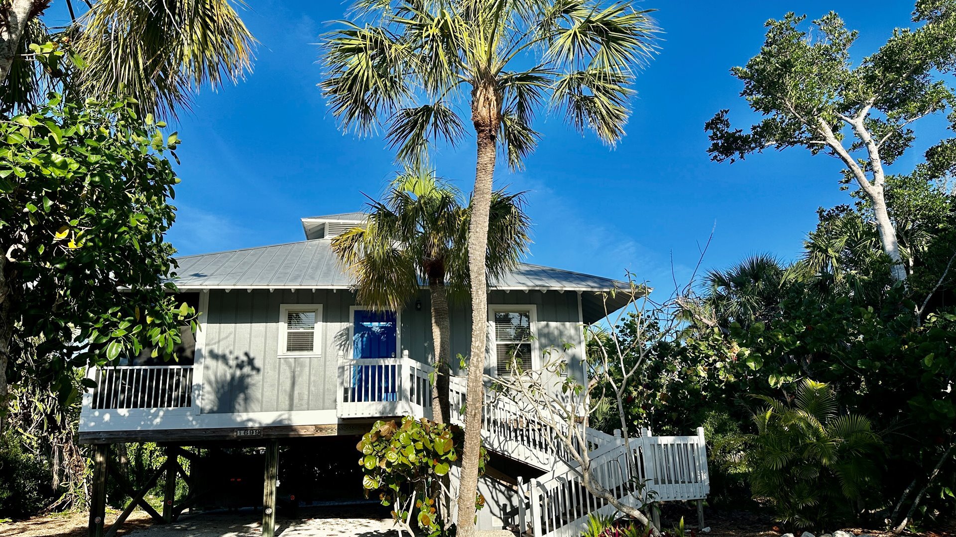 Close to beach, restaurants and golf. Sleeps 4.